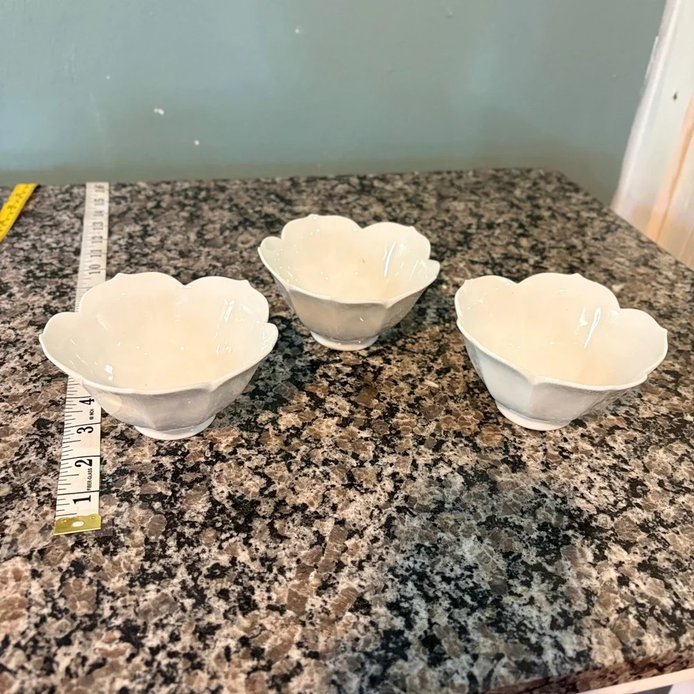 Set of 3 White Scalloped Petal Footed Ceramic Bowls Small Dessert Condiment Cups